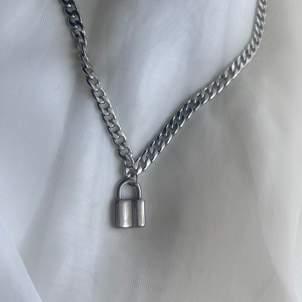 Men’s silver lock necklace